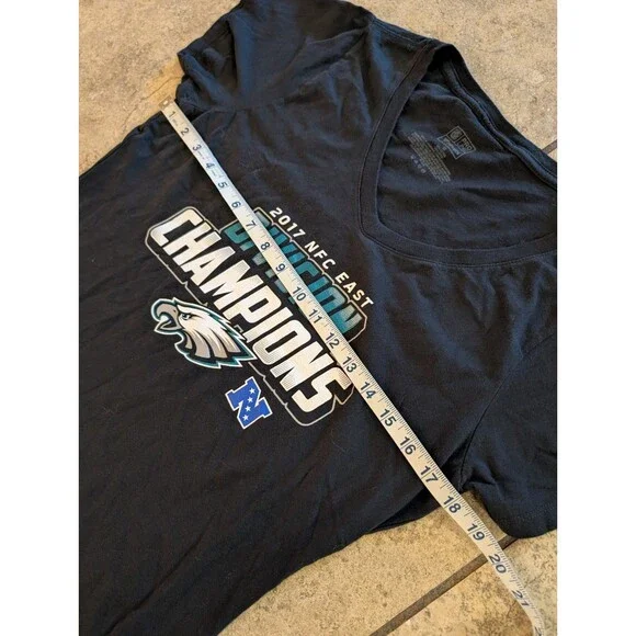 Philadelphia Eagles Women’s M 2017 NFC East Division Champions V-Neck T-Shirt - Picture 3 of 9